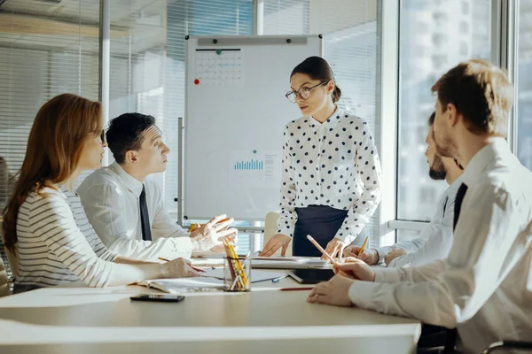 Prettige baas beantwoording van de vragen van haar collega 's — Stockfoto