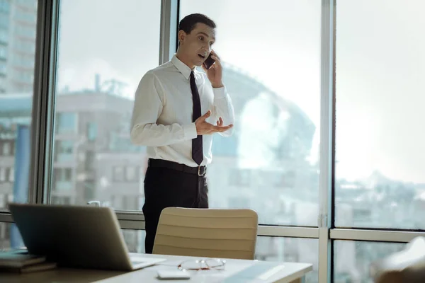 Красивый бизнесмен ведет переговоры по телефону — стоковое фото