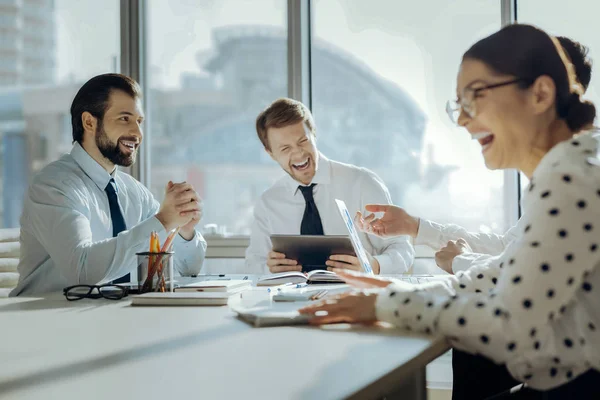 Felices colegas riendo de broma divertida durante la reunión —  Fotos de Stock