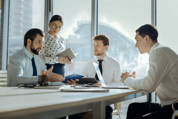 Молодой босс дает объяснения новых идей проекта
