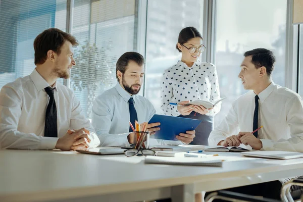 Parceiros de negócios discutindo perspectivas de cooperação — Fotografia de Stock