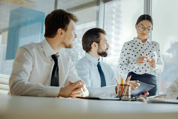 Angenehme Geschäftspartner, die sich im Büro treffen — Stockfoto