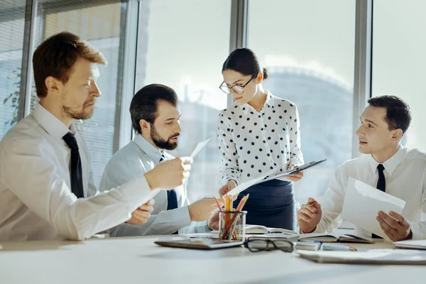 Angenehme Sekretärin verteilt Kopien der Vereinbarung an Partner — Stockfoto