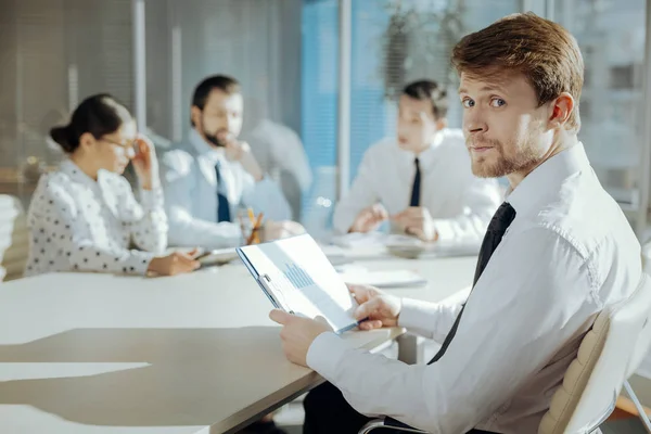 Trevlig manager poserar samtidigt delta i möte — Stockfoto