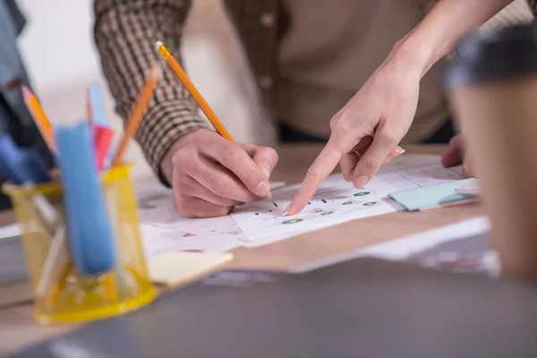 Närbild av en kvinnlig fingret pekar på dokumentet — Stockfoto