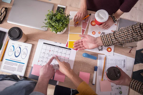 Erfreut positive Menschen, die auf das Datum hinweisen — Stockfoto