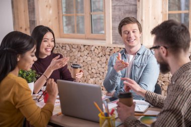 Neşeli pozitif insanlar fikir alışverişi