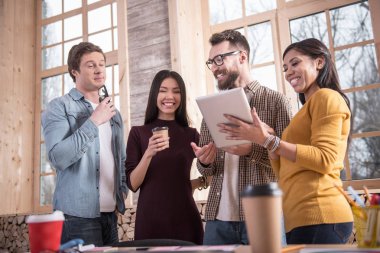 Profesyonel ekip. Birlikte ayakta ve bir ekip içinde çalışırken gülerek mutlu pozitif güzel arkadaşları