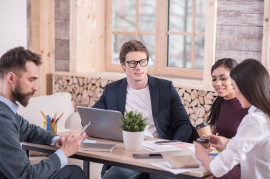 Masada oturup ciddi akıllı adam