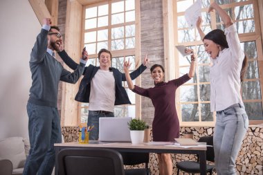 Mutlu genç insanlar duygularını ifade etme