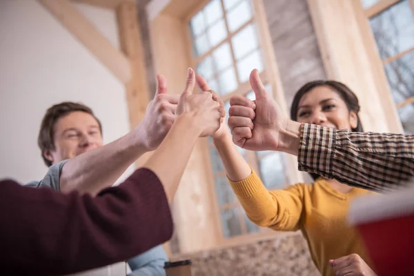 Närbild tummen upp gester — Stockfoto