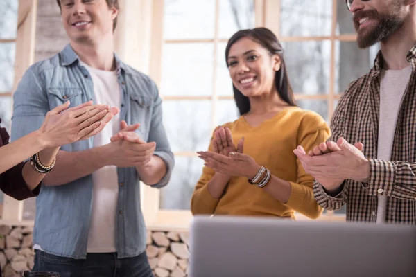 Glada positiva människor som lyssnar på sin kollega — Stockfoto