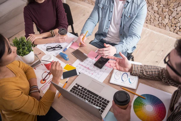 Bovenaanzicht van een laptop staan op de tafel — Stockfoto