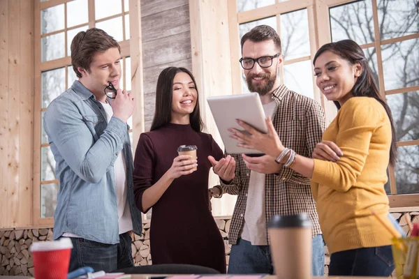 Positieve aardige mensen kijken naar de tablet — Stockfoto