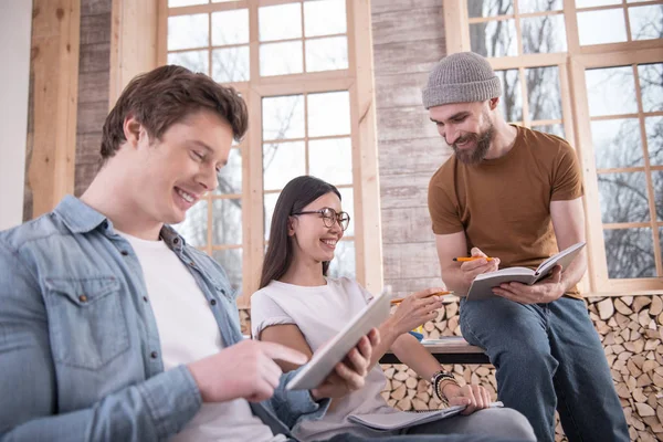 Jóvenes positivos disfrutando de su conversación — Foto de Stock