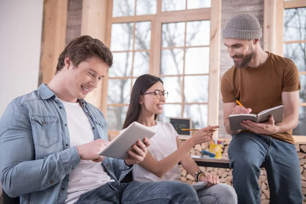 Leuke knappe man met behulp van een tablet — Stockfoto