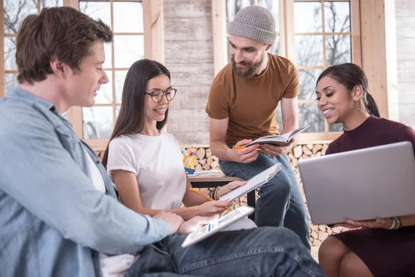 Gente inteligente feliz discutiendo su proyecto — Foto de Stock