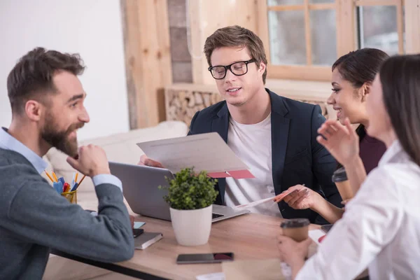 Smart självsäker människa hålla kalendern — Stockfoto