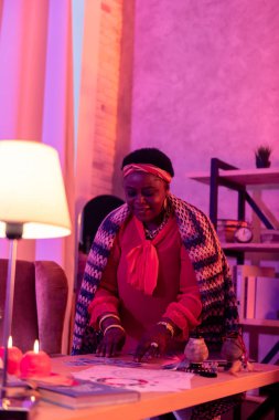 Afro-Amerikan tombul falcı kartları değişen büyük Küpeli