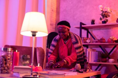 Afro-Amerikan tombul falcı memnun seyir büyük Küpeli