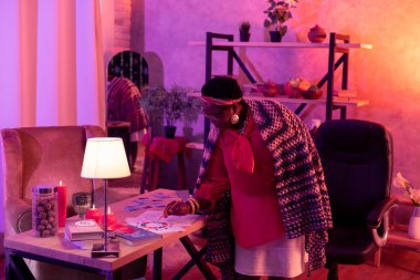 Burç okuma gözlük Afro-Amerikan tombul falcı