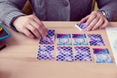 Profesyonel tarot kartları açılmakta Üstten Görünüm