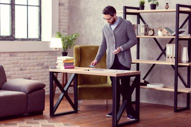 Akıllı güzel sakallı adam onun faaliyete odaklanarak