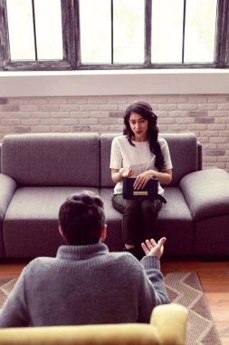 Bir Danışma sahip güzel koyu saçlı kadın