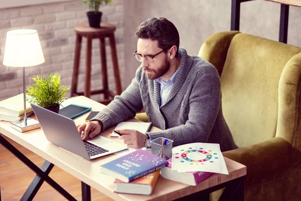 Aardige slimme man op zijn laptop knop — Stockfoto