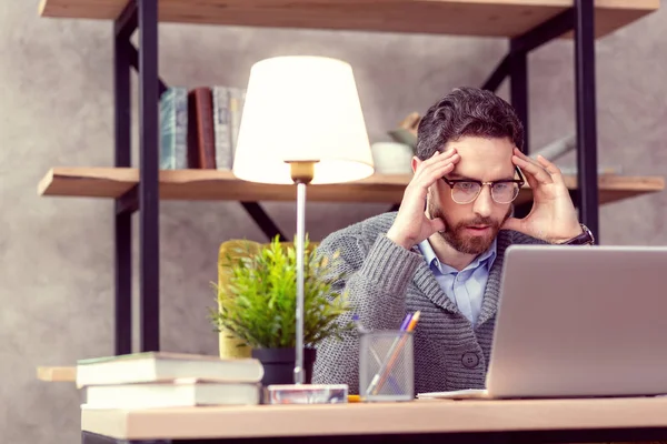 Angenehmer netter Mann, der im Büro arbeitet — Stockfoto