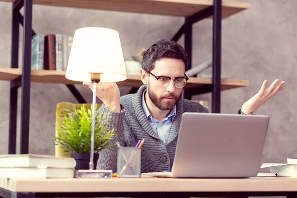 Hombre guapo serio de pie con un libro — Foto de Stock