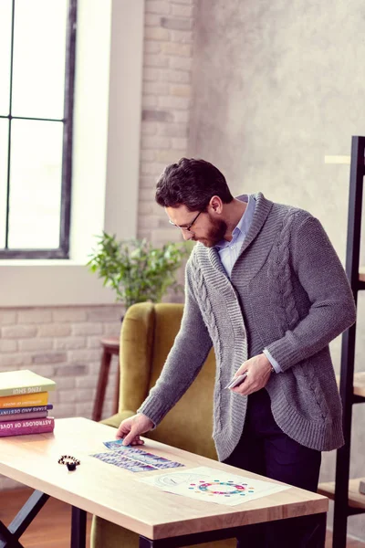 Hombre barbudo guapo sentado con cartas del tarot — Foto de Stock