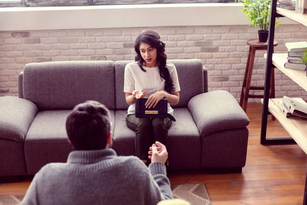 Mooie aangename jonge vrouw spreken over haar problemen — Stockfoto