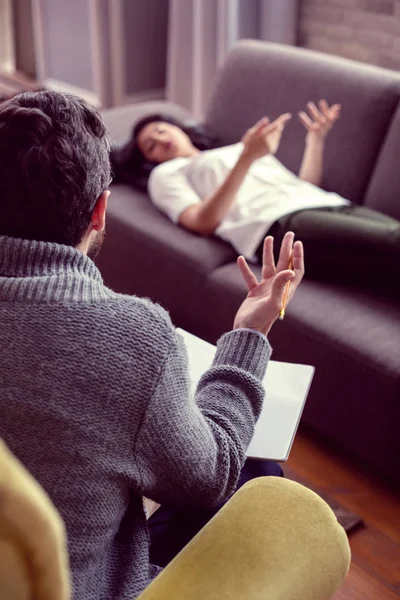 Inteligente buen hombre haciendo las preguntas a su paciente — Foto de Stock