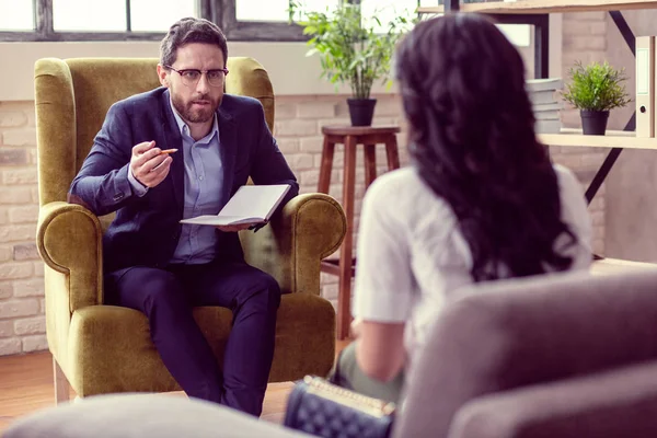 Hombre guapo inteligente explicando el problema a su paciente — Foto de Stock