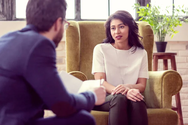 Leuke gezellige vrouw die lacht met haar arts — Stockfoto