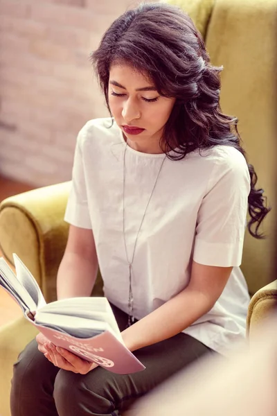 Вид читающей серьезной умной женщины — стоковое фото