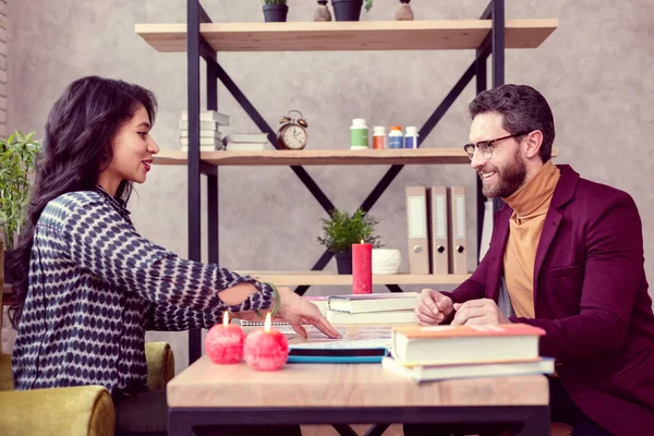 Encantada gente agradable sentada a la mesa — Foto de Stock