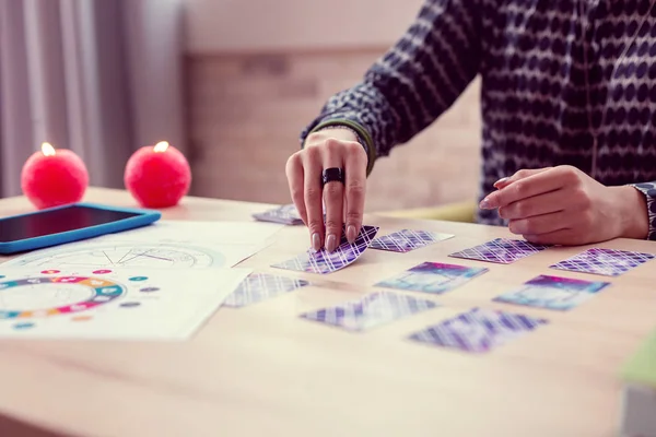 Primer plano de una tarjeta abierta — Foto de Stock