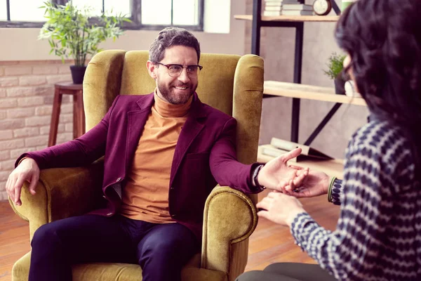 Vrolijke positieve man willen weten van zijn toekomst — Stockfoto