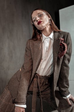 Esmer kız doğruca kameraya bakarak konsantre