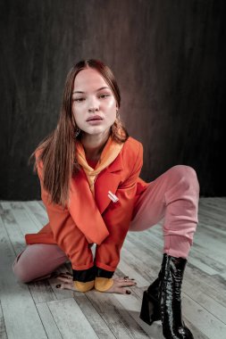 Şirin esmer kadın kişi kameraya poz