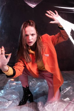 Studio fotoğraf makinesinde poz endişeli kadın kişi