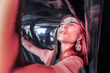 Özenli kız yukarı doğru Plastik paket arıyorsunuz