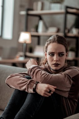 Esmer genç duygu yalnız ve izole gözyaşları içine patlama