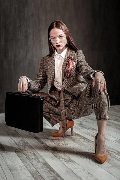 Menina séria demonstrando roupas elegantes para mulheres de negócios — Fotografia de Stock