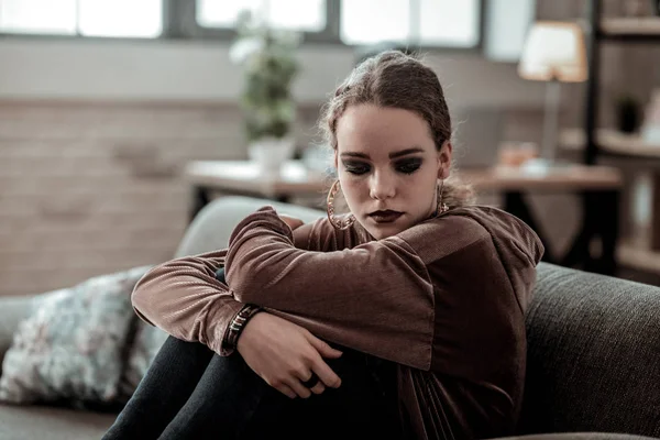 Menina adolescente de cabelos escuros com maquiagem escura sentindo-se muito estressada — Fotografia de Stock