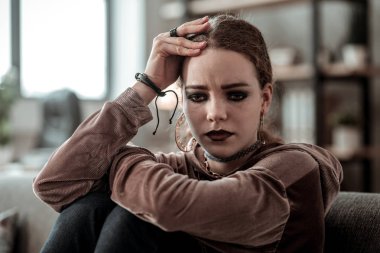 Koyu renk gözleri ve mutsuz hissediyor dudaklar esmer genç kızla