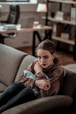 Kız evde problemler korkmuş koyu makyaj hissederek