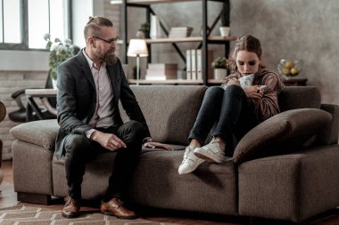 Üzgün kızı hakkında endişeli duygu sevgi dolu baba bakmakta